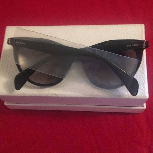 Prada sunglasses - Picture 5 of 9